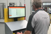  – Bei KRUG gibt es an jeder Maschine nun statt Laufzettel einen Bildschirm-Arbeitsplatz, der eine digitale Hummingbird-Jobliste zeigt. Hier erfährt der Operator sofort, welche Aufgaben auf ihn warten und wie sie zu erfüllen sind.