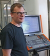  – Felix Gasser est l’un des spécialistes de <em>hyper</em>MILL AUTOMATION&nbsp;Center chez HÄWITOOL. Il en est convaincu&nbsp;: «&nbsp;Quiconque connaît bien la technologie de fraisage et s’intéresse de près au logiciel et à ses multiples possibilités peut obtenir de grands succès.&nbsp;»