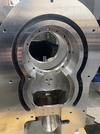  – Cabeza trunional de 5 ejes para un fabricante de máquinas herramienta norteamericano. <em>hyper</em>MILL VIRTUAL&nbsp;Machining Optimizer permite girar e inclinar la mesa automáticamente para mecanizar agujeros con precisión.<br /><em>Fuente: Enmark</em>
