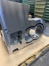 – Cabezal de 4 ejes para un fabricante de máquinas norteamericano. Las piezas complejas se programan de forma eficiente con <em>hyper</em>MILL para cumplir con tolerancias estrictas.<br /><em>Fuente: Enmark</em>