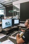  – Un programmeur de HILL&nbsp;HELICOPTERS utilisant un logiciel de FAO <em>hyper</em>MILL